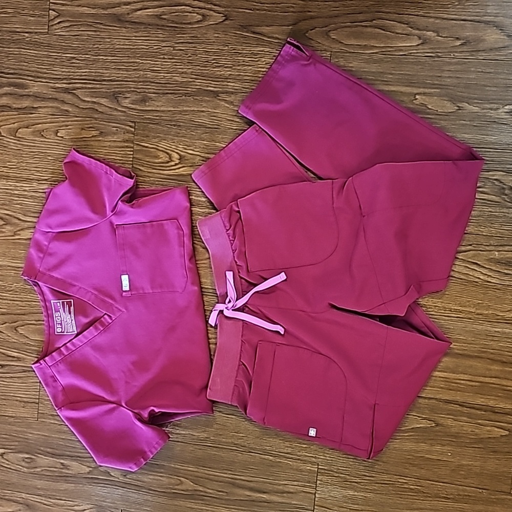 Figs Magenta Scrub Set - XS top - S Reg Straight Cargo Pants